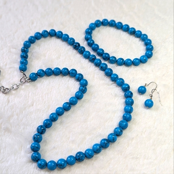 Vintage Blue Howelite Beaded Jewelry Set, Necklace, Bracelet, & Earrings - Picture 3 of 10